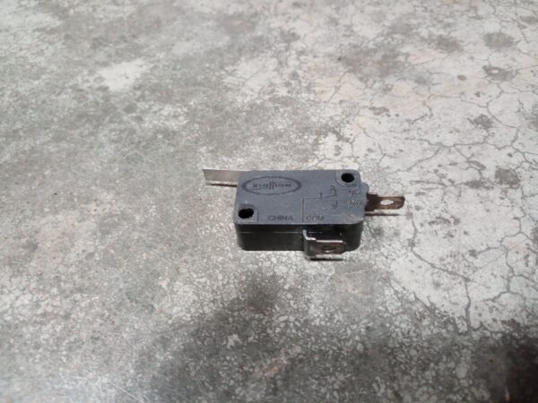 Starion Hinge Lever Electric Micro Switch SZM-V16-2FA-82 / 2-pin